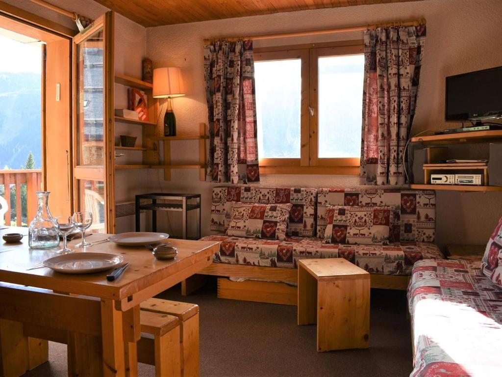 un salon avec une table et un canapé dans l'établissement Appartement cosy 2P à Méribel, 5 pers, proche pistes et commerces, parking inclus - FR-1-180-92, à Méribel