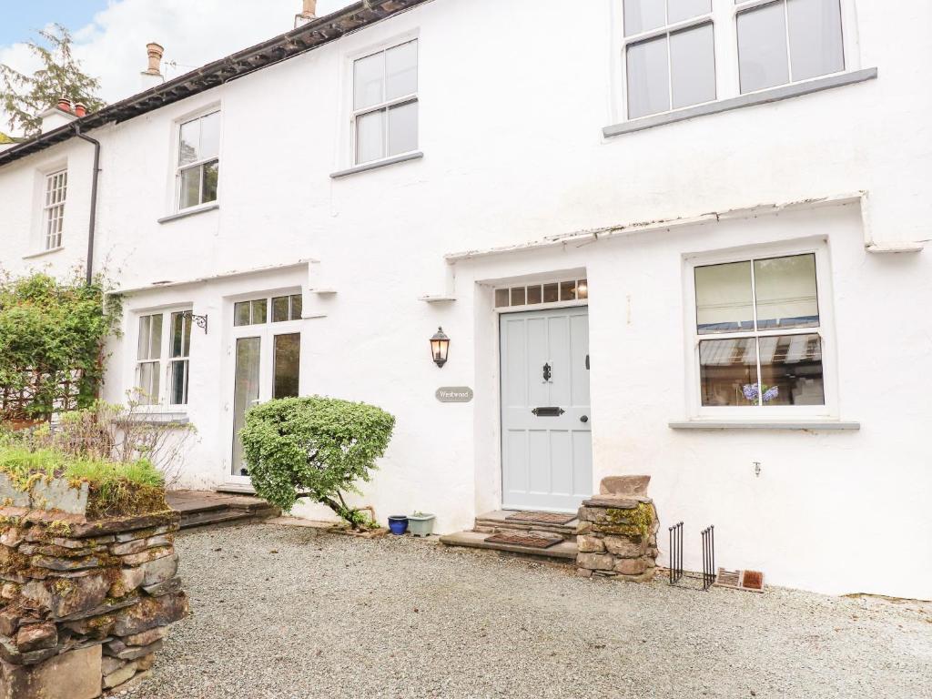 una casa blanca con una entrada delante de ella en Westwood, en Troutbeck