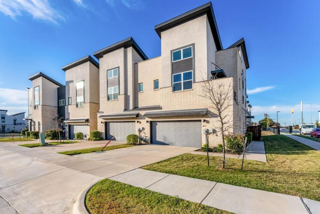 Vacation Home TwoStory Modern Townhome with Spacious Backyard, Irving, TX