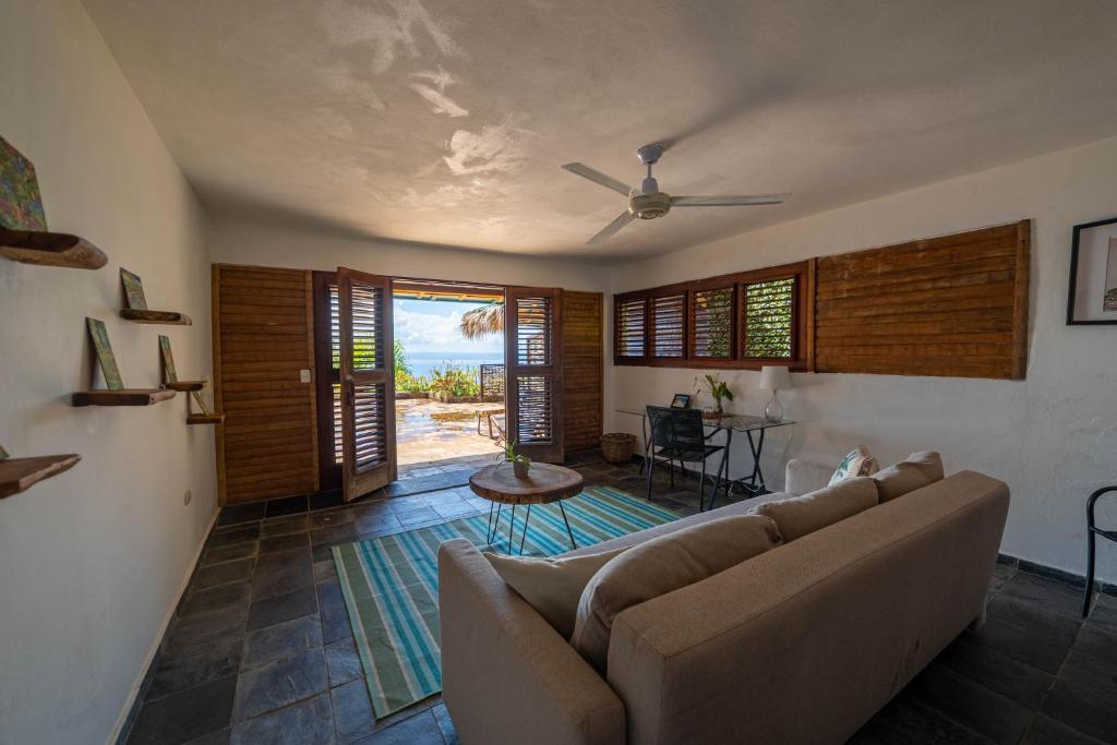 - un salon avec un canapé et un ventilateur de plafond dans l'établissement Hacienda Cocuyo, à Monte Rojo