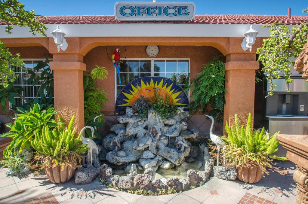 a water fountain in front of a hotel at Economy Inn Los Banos in Los Banos