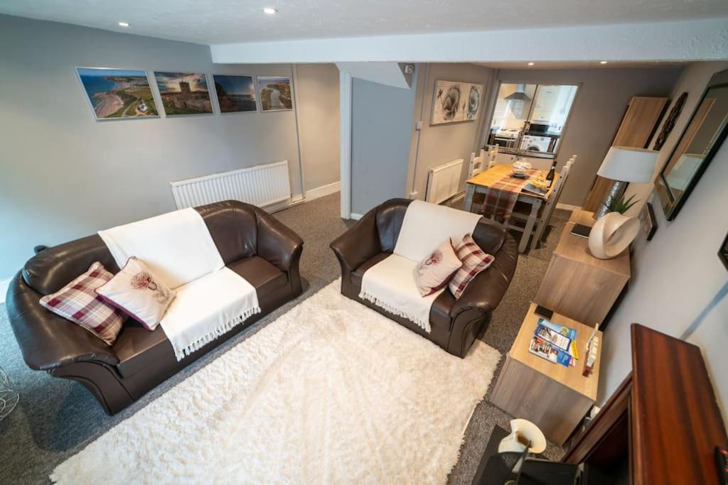 uma sala de estar com duas cadeiras e uma mesa em 2 Bed Sleeps 4 Central Haverfordwest Town House em Pembrokeshire