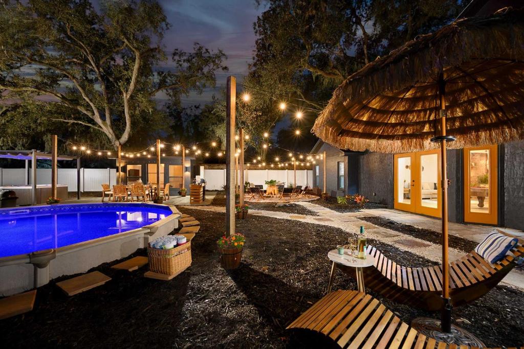 un complejo con piscina y sombrilla en Luxe Brandon Oasis with Private Pool and Hot Tub!, en Brandon