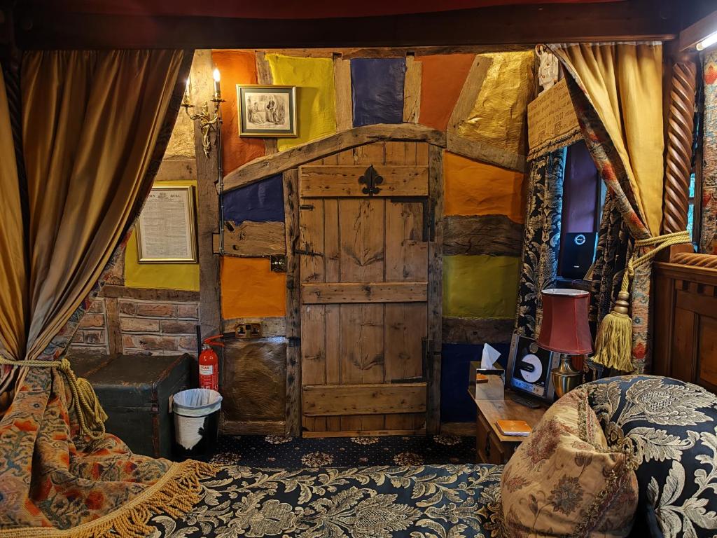 Wizards Thatch Luxury Suites - Large Luxury Four Poster Suite