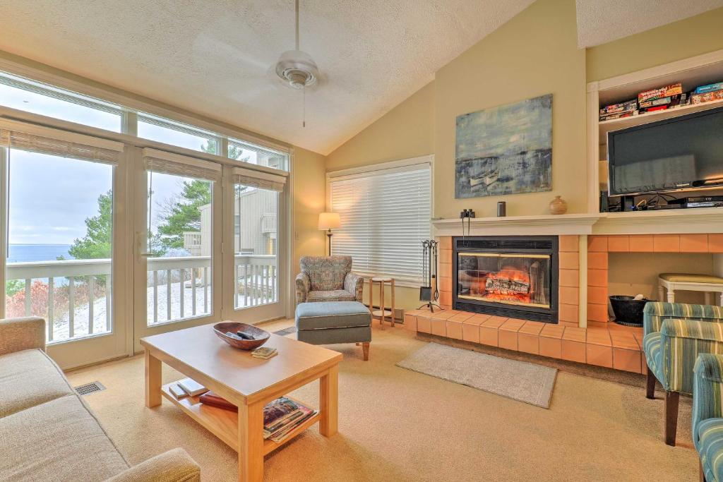 Glen Arbor Condo with Balcony and SkiandBeach Access!, Glen Arbor