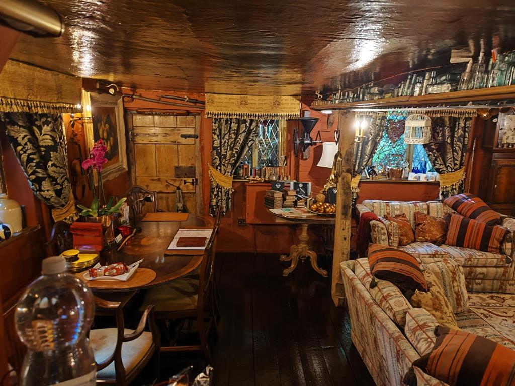 Wizards Thatch Luxury Suites - Luxury King-Size Four Poster Double Suite