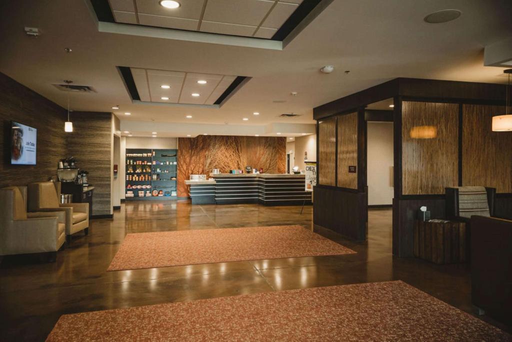 Best Western Plus Lakeview Hotel في Madison: a lobby of a store with a lobbyaster yasteryasteryasteryasteryasteryasteryastry
