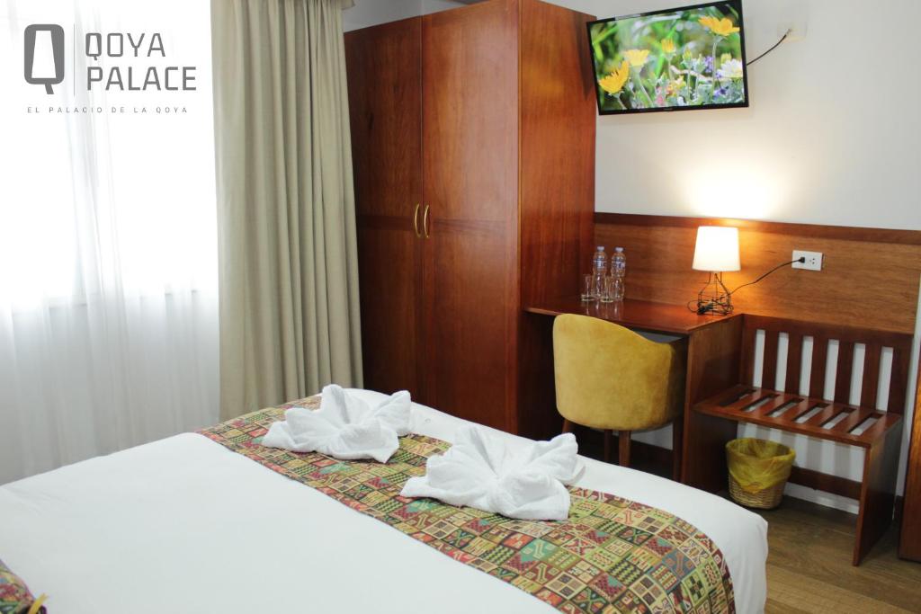 Cette chambre comprend un lit et un bureau. dans l'établissement Hotel Qoya Palace - Machupicchu, à Machu Picchu