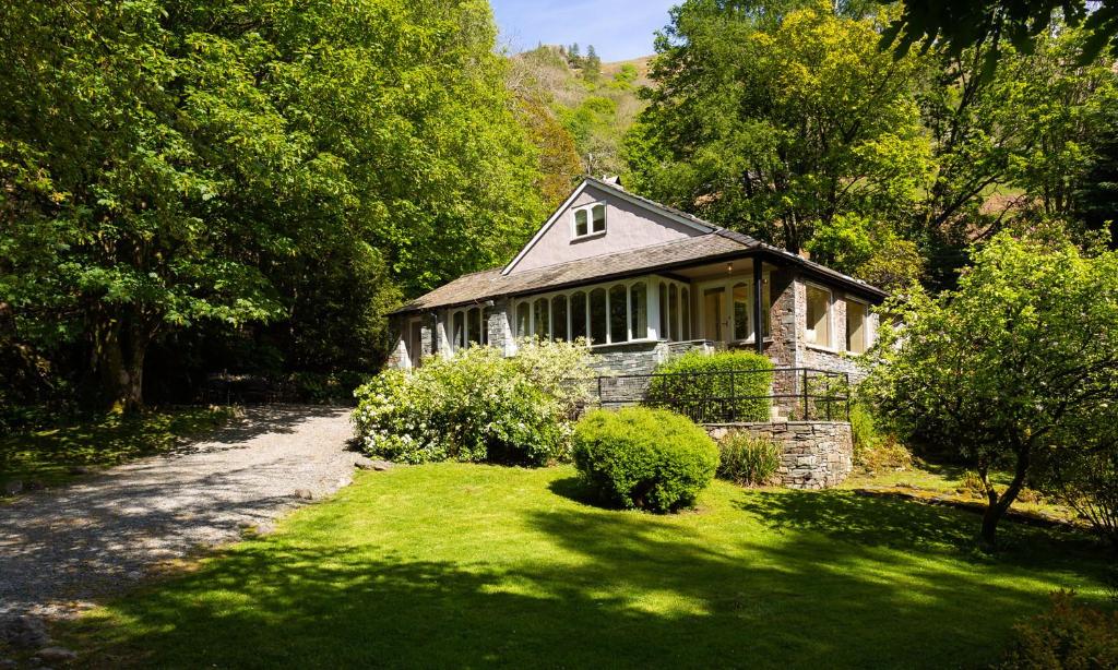 a small house in the middle of a road at Underheron in Grasmere