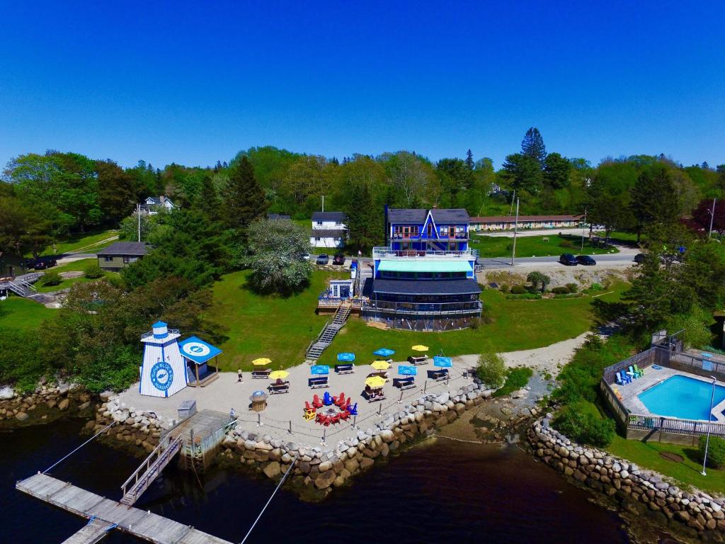 - une vue aérienne sur un complexe avec une piscine et un bâtiment dans l'établissement The Tuna Blue Inn, à Hubbards