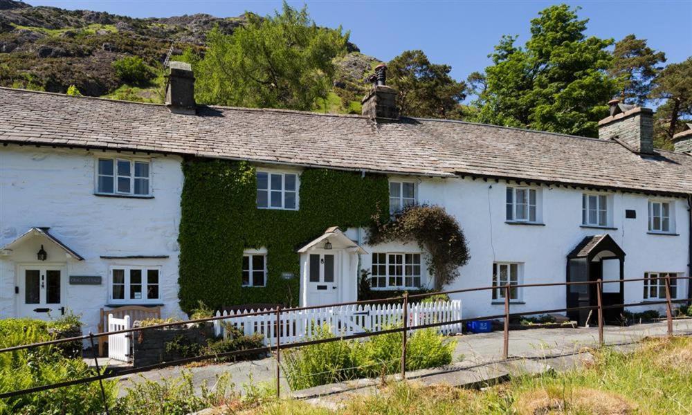 a white house with green ivy on it at Curdle Dub in Coniston