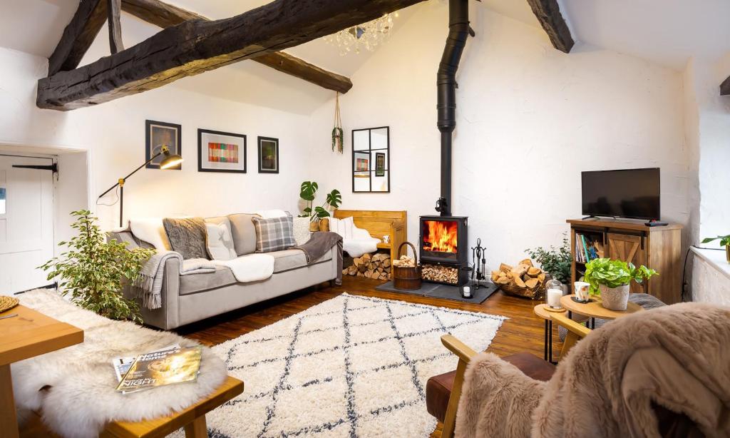 uma sala de estar com um sofá e uma lareira em Craftsman Cottage em Hawkshead