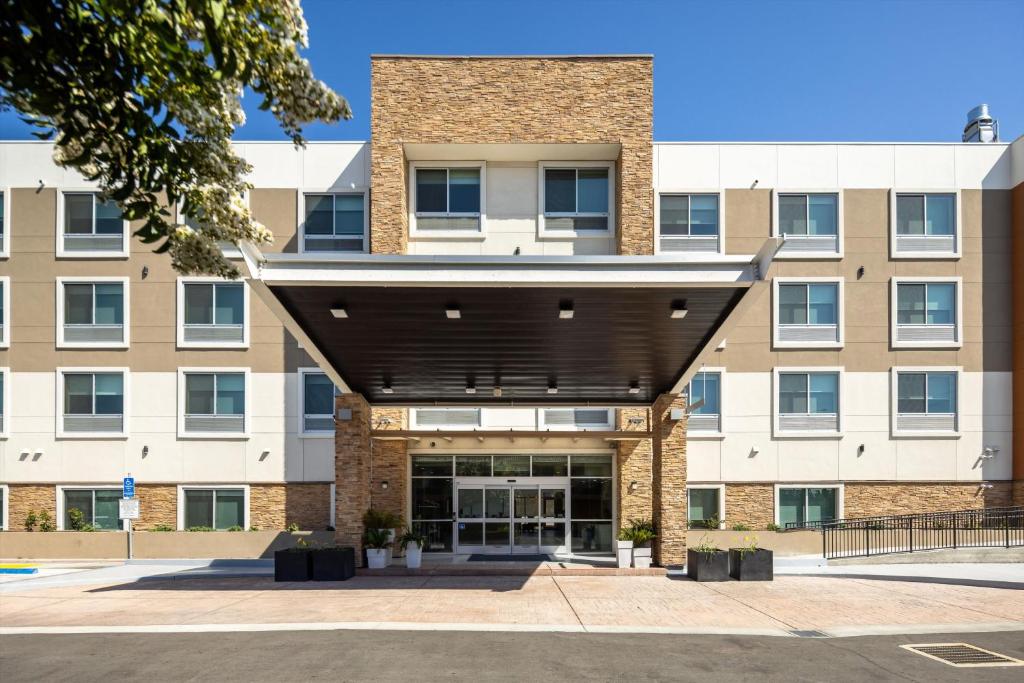 an exterior view of a building at Holiday Inn Express & Suites - San Jose Silicon Valley, an IHG Hotel in San Jose