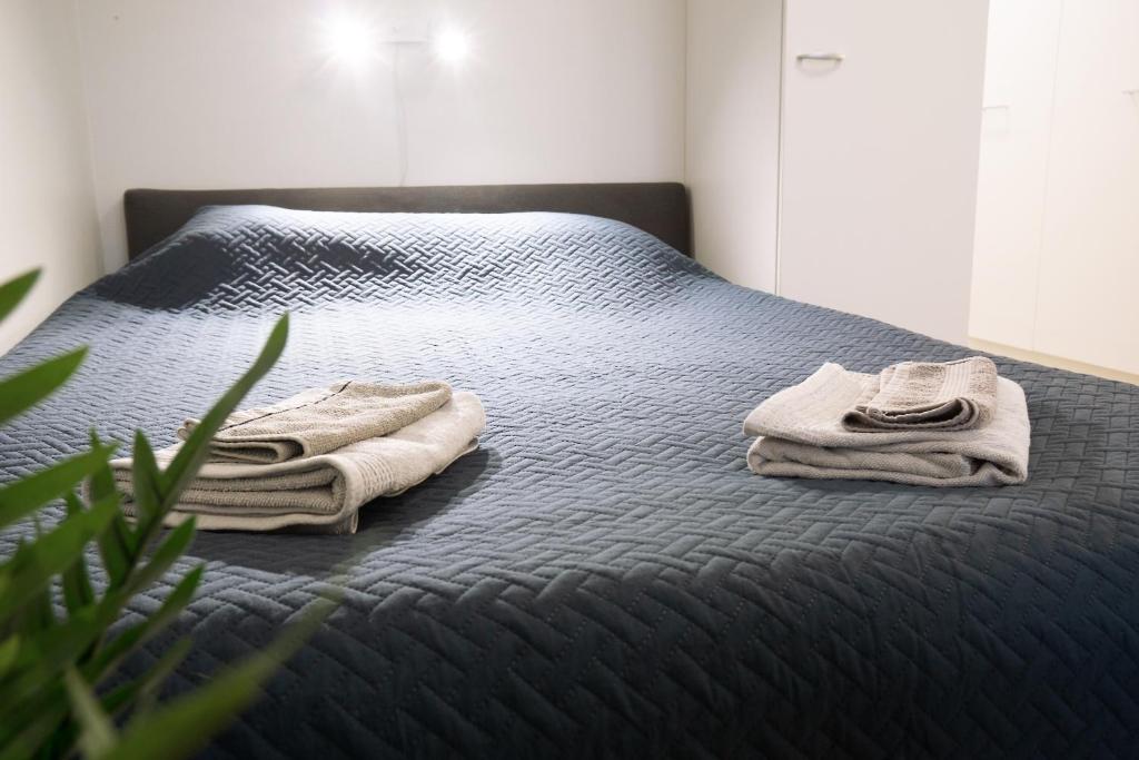 ein Bett mit zwei Handtüchern darüber in der Unterkunft Lovely Northern Apartment in Oulu