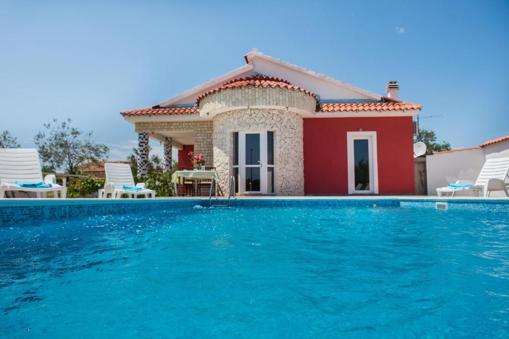 een villa met een zwembad voor een huis bij Family friendly house with a swimming pool Cista Velika, Vodice - 20234 in Velika Čista