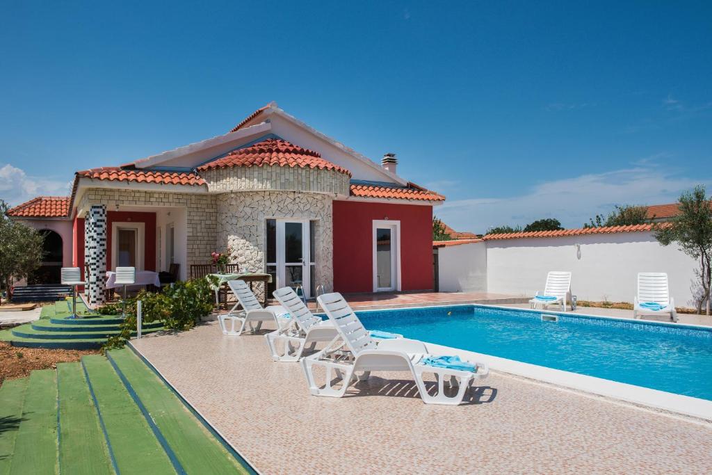 Bazén v ubytování Family friendly house with a swimming pool Cista Velika, Vodice - 20234 nebo v jeho okolí