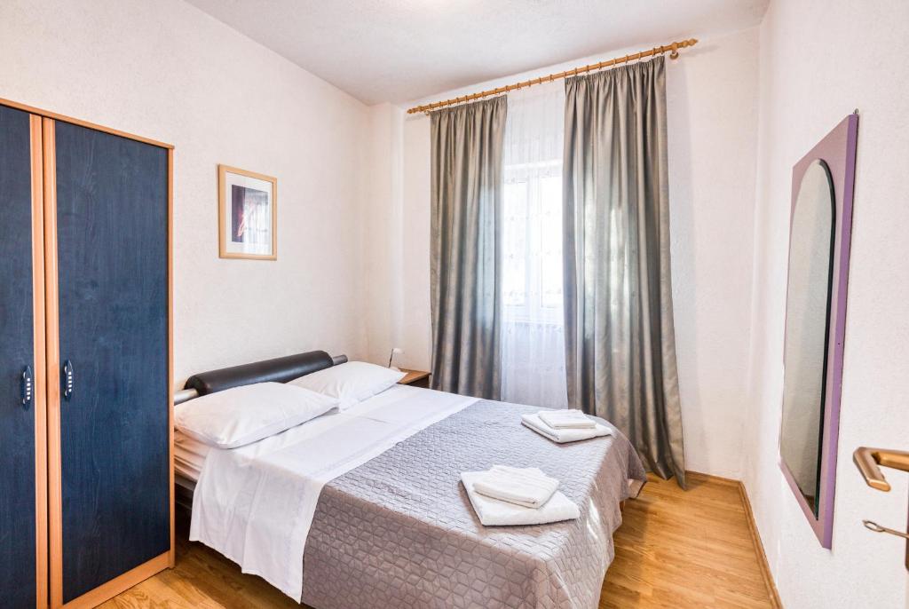 Posteľ alebo postele v izbe v ubytovaní Apartments by the sea Rogoznica - 2895
