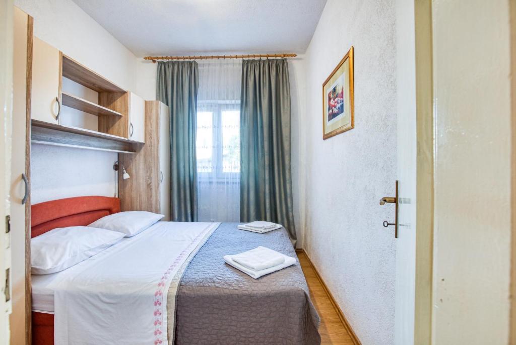 Posteľ alebo postele v izbe v ubytovaní Apartments by the sea Rogoznica - 2895