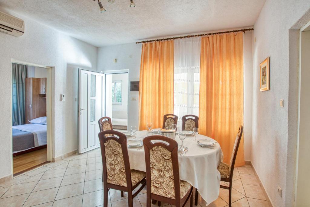 Posteľ alebo postele v izbe v ubytovaní Apartments by the sea Rogoznica - 2895