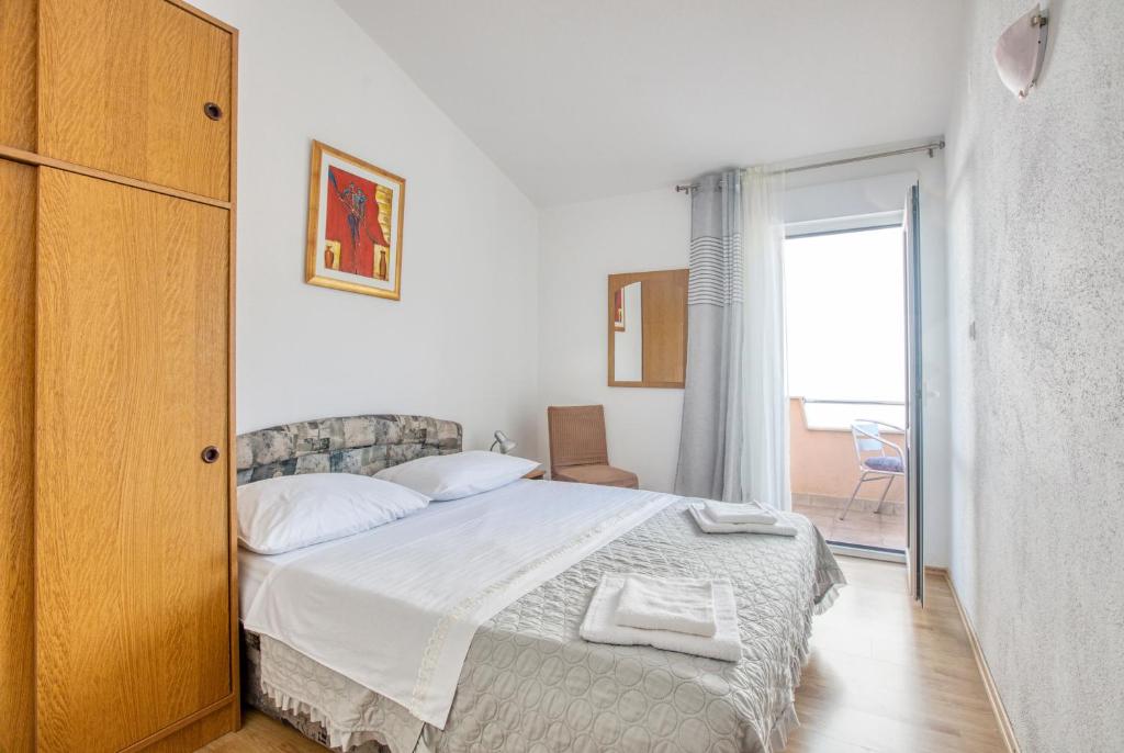 Posteľ alebo postele v izbe v ubytovaní Apartments by the sea Rogoznica - 2895