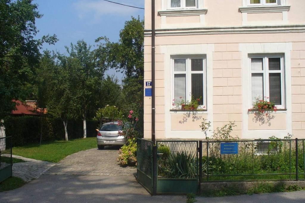 un'auto parcheggiata di fronte a una casa di Apartments with a parking space Otocac, Velebit - 20246 a Otočac