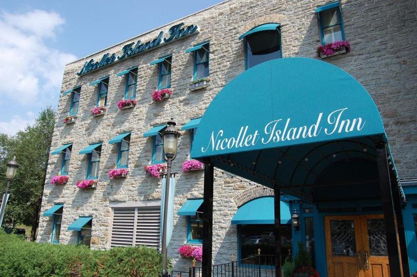 un edificio con un letrero que lee posada isleña modificada en Nicollet Island Inn, en Minneapolis