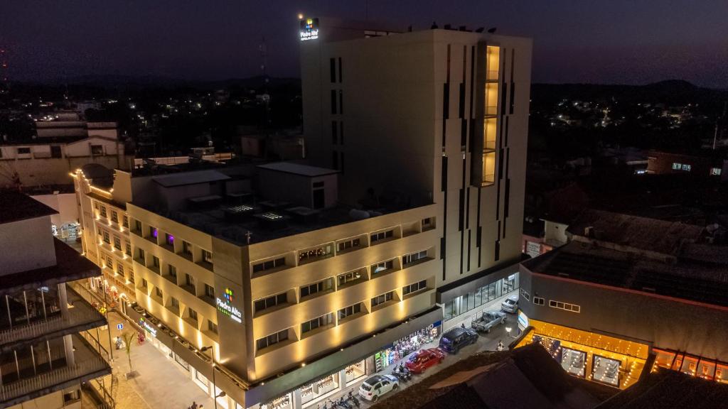 una vista aérea de un edificio por la noche en Hoteles Piedra Alta by De Los Perez, en San Andrés Tuxtla