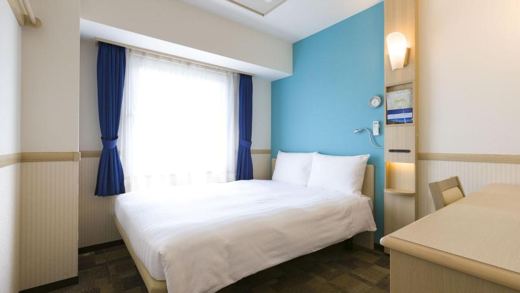 Postel nebo postele na pokoji v ubytování Toyoko Inn Sodegaura eki Kita guchi