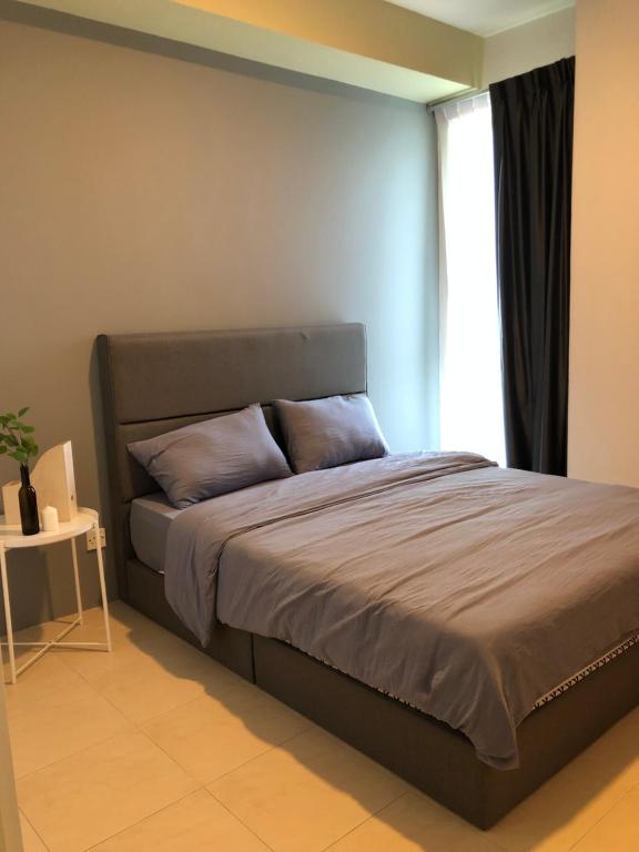 Postel nebo postele na pokoji v ubytování Santubong Suites A Just Like Home Damai