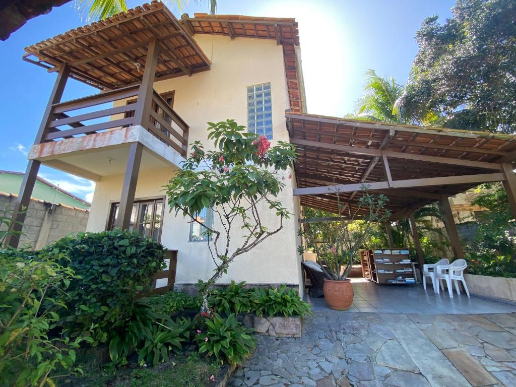 Casa con pérgola de madera y patio en Casa Village, en Porto Seguro