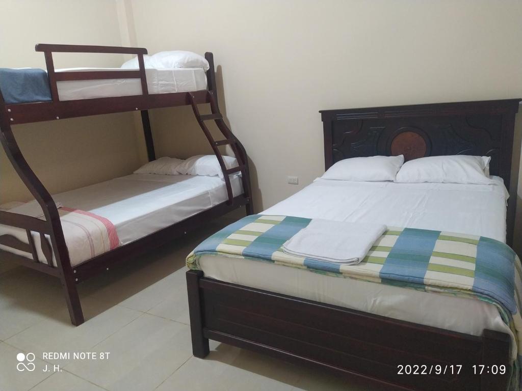 een slaapkamer met 2 stapelbedden in een kamer bij Casa amoblada y cómoda en BALLENITA, Santa Elena. in Ballenita