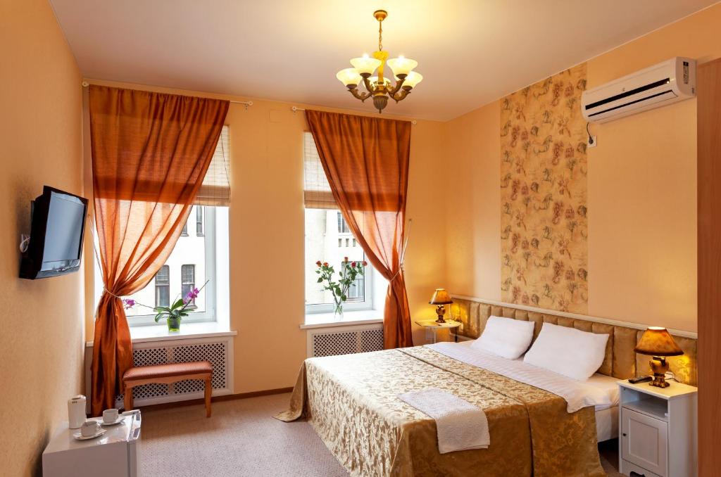 Anturage Hotel في سانت بطرسبرغ: غرفة فندقية بسرير ونوافذ