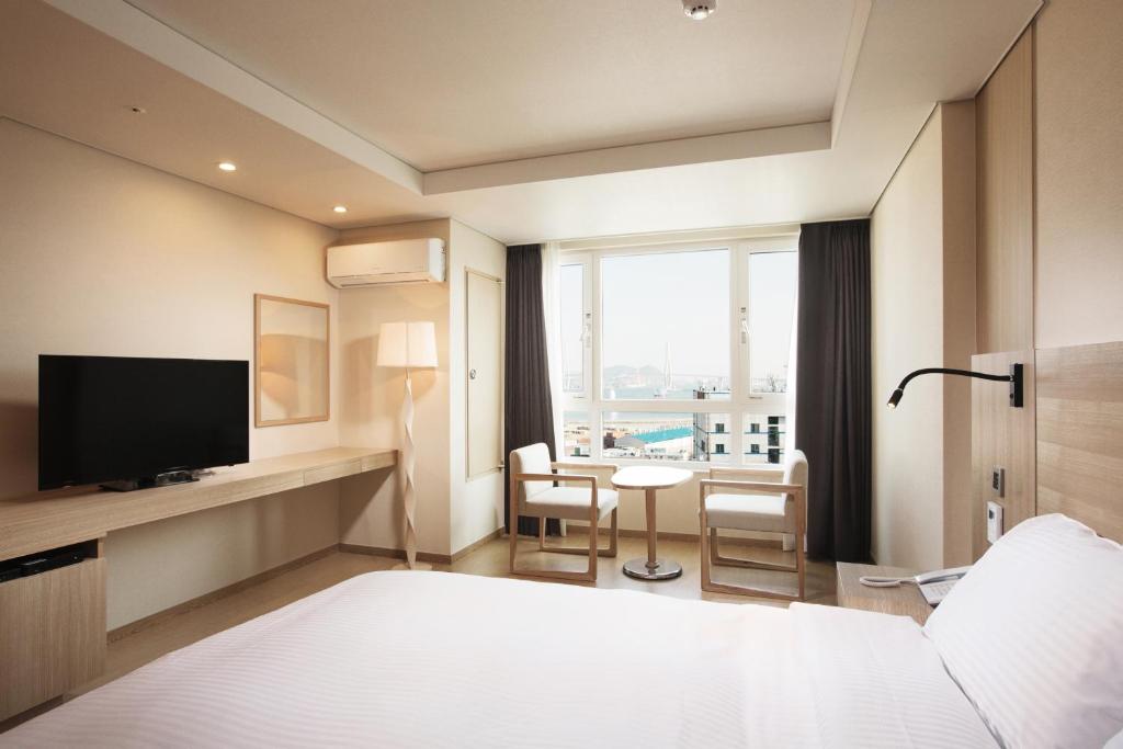 Postel nebo postele na pokoji v ubytování Crown Harbor Hotel Busan