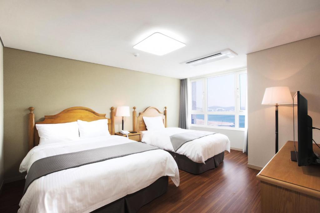 Postel nebo postele na pokoji v ubytování Crown Harbor Hotel Busan