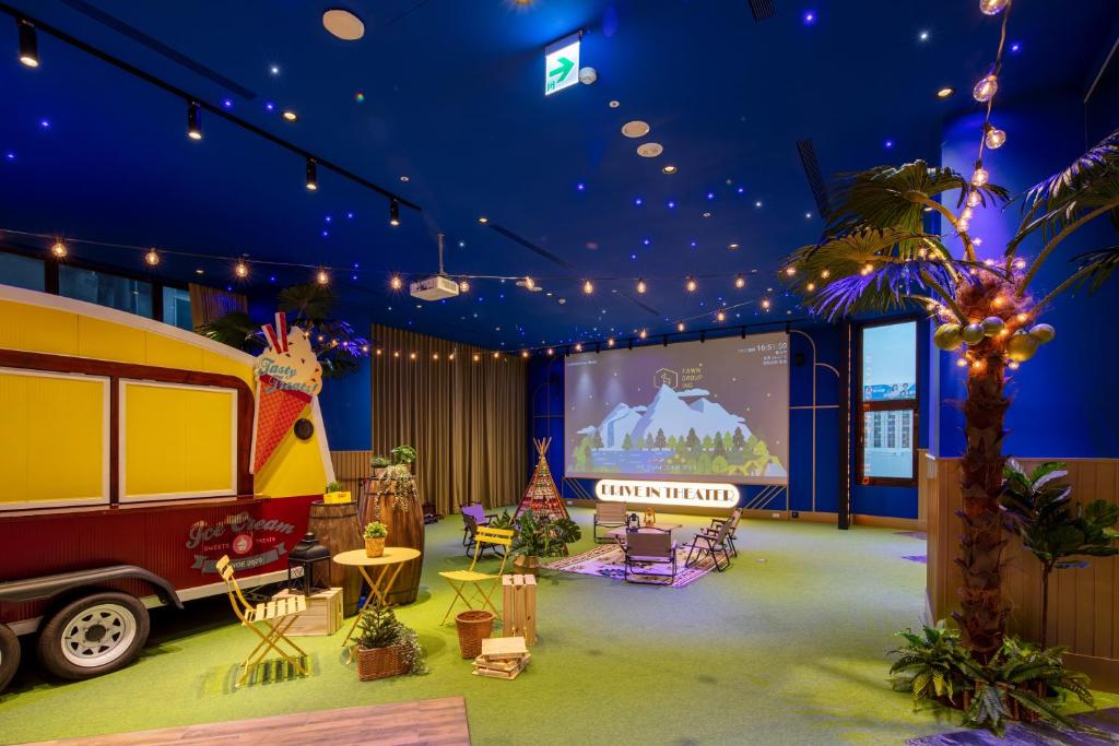 Večerní zábavní program pro hosty v ubytování Roaders Plus Hotel - Theme