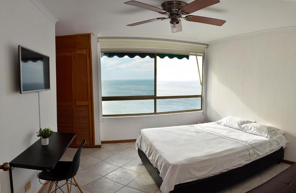 TV a/nebo společenská místnost v ubytování Apartamentos El Peñón del Rodadero VISTA AL MAR - By Apartamar Santa Marta