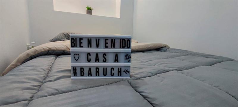 una señal sentada encima de una cama en Casa Baruch, en Bogotá