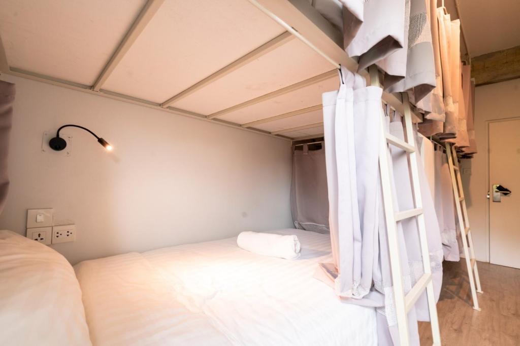 Bedspread Hostel - 4-Bed Mixed Dormitory Room