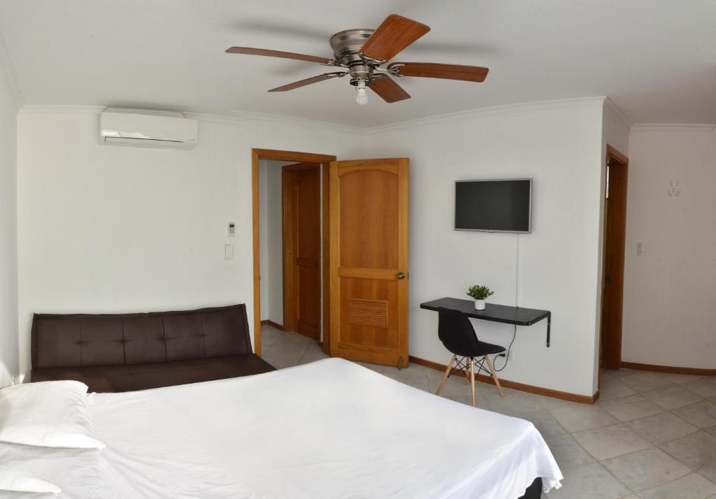 TV a/nebo společenská místnost v ubytování Apartamentos El Peñón del Rodadero VISTA AL MAR - By Apartamar Santa Marta
