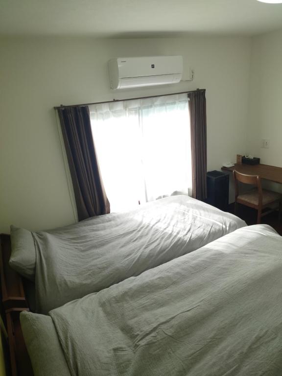 Postel nebo postele na pokoji v ubytování Albany inn Shirahama アルバニーイン白浜