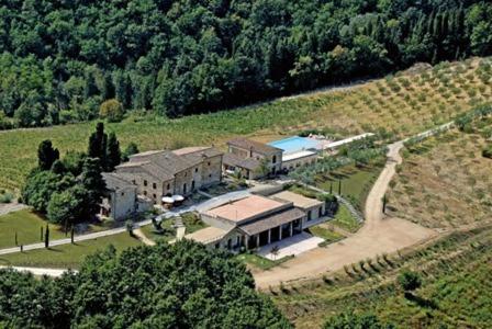 una vista aérea de una casa grande en un campo en Tenuta La Borriana, en Carmignano