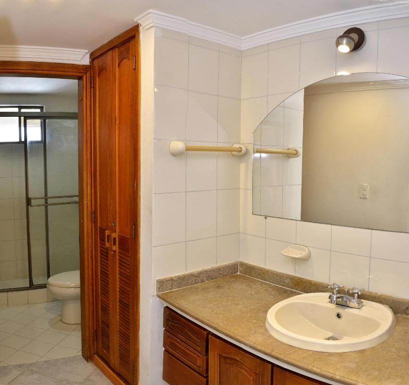 Koupelna v ubytování Apartamentos El Peñón del Rodadero VISTA AL MAR - By Apartamar Santa Marta