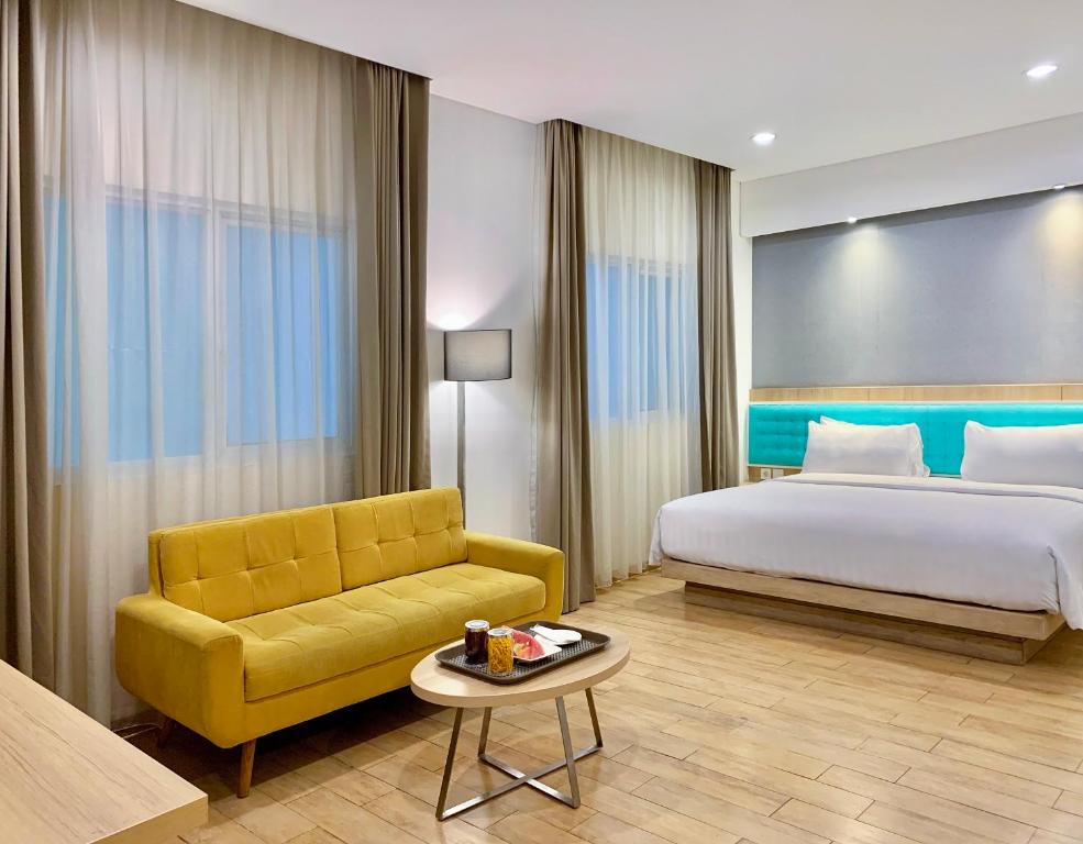Postel nebo postele na pokoji v ubytování Hotel Santika Kelapa Gading