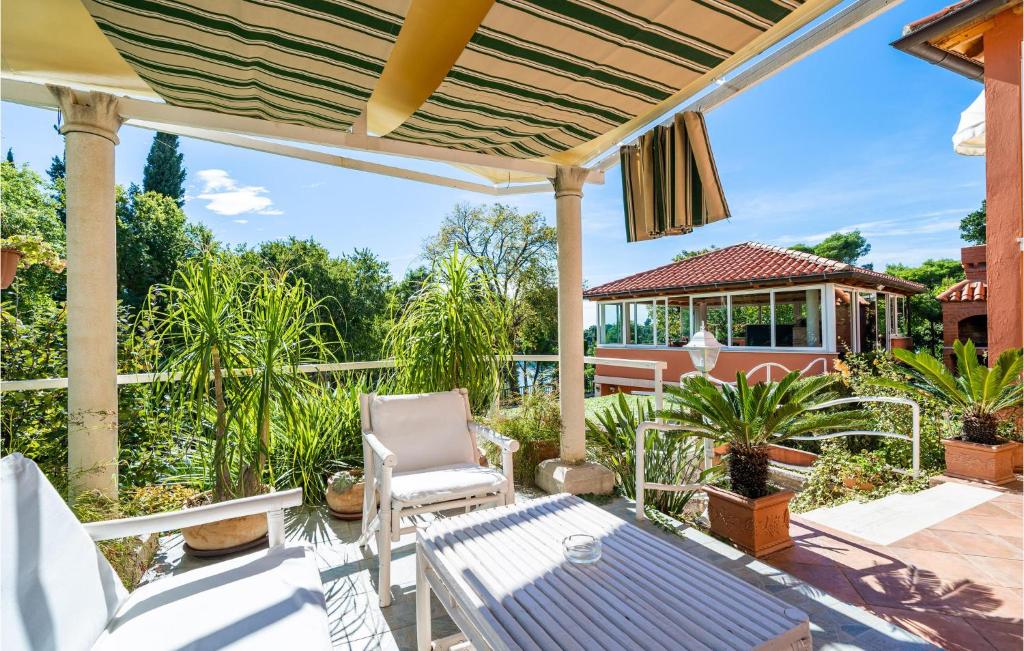 Vonkajšia záhrada v ubytovaní 4 Bedroom Cozy Home In Mlini