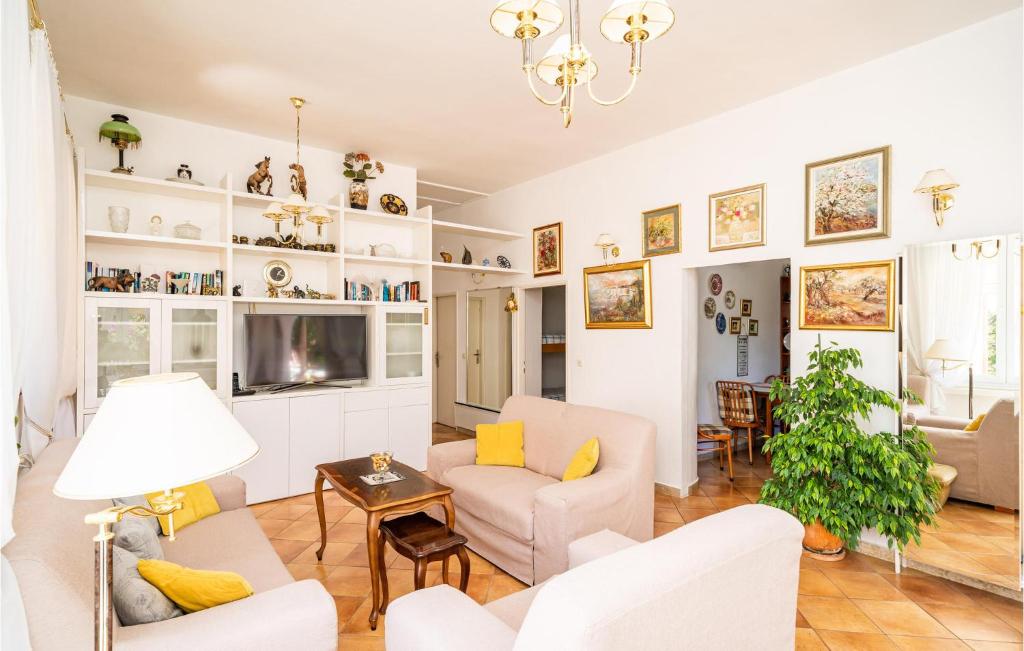 Kuchyňa alebo kuchynka v ubytovaní 4 Bedroom Cozy Home In Mlini