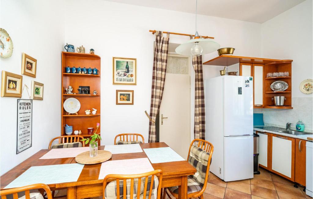 Kuchyňa alebo kuchynka v ubytovaní 4 Bedroom Cozy Home In Mlini
