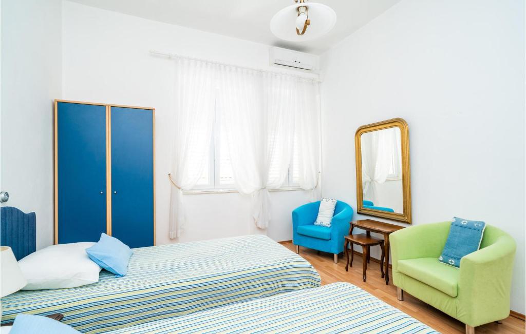 Posteľ alebo postele v izbe v ubytovaní 4 Bedroom Cozy Home In Mlini