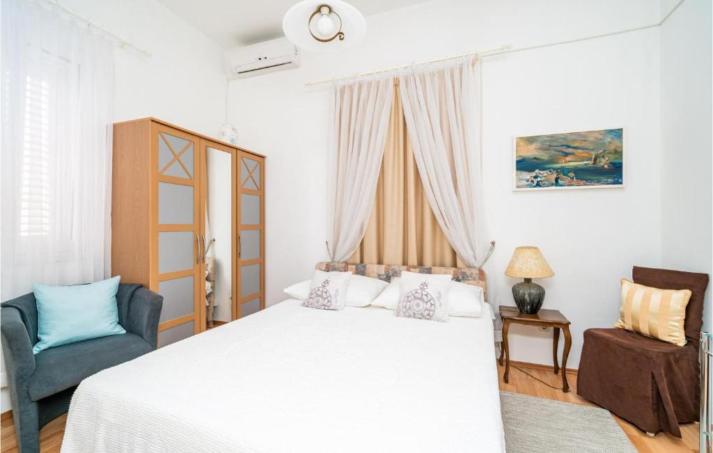 Posteľ alebo postele v izbe v ubytovaní 4 Bedroom Cozy Home In Mlini