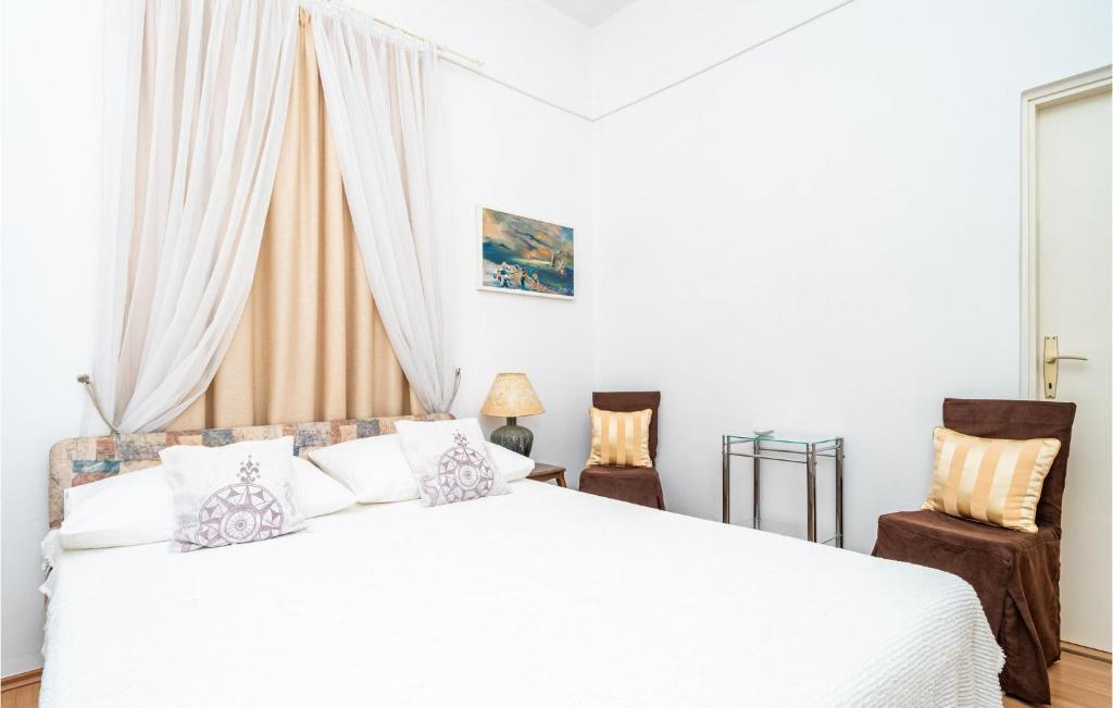 Posteľ alebo postele v izbe v ubytovaní 4 Bedroom Cozy Home In Mlini