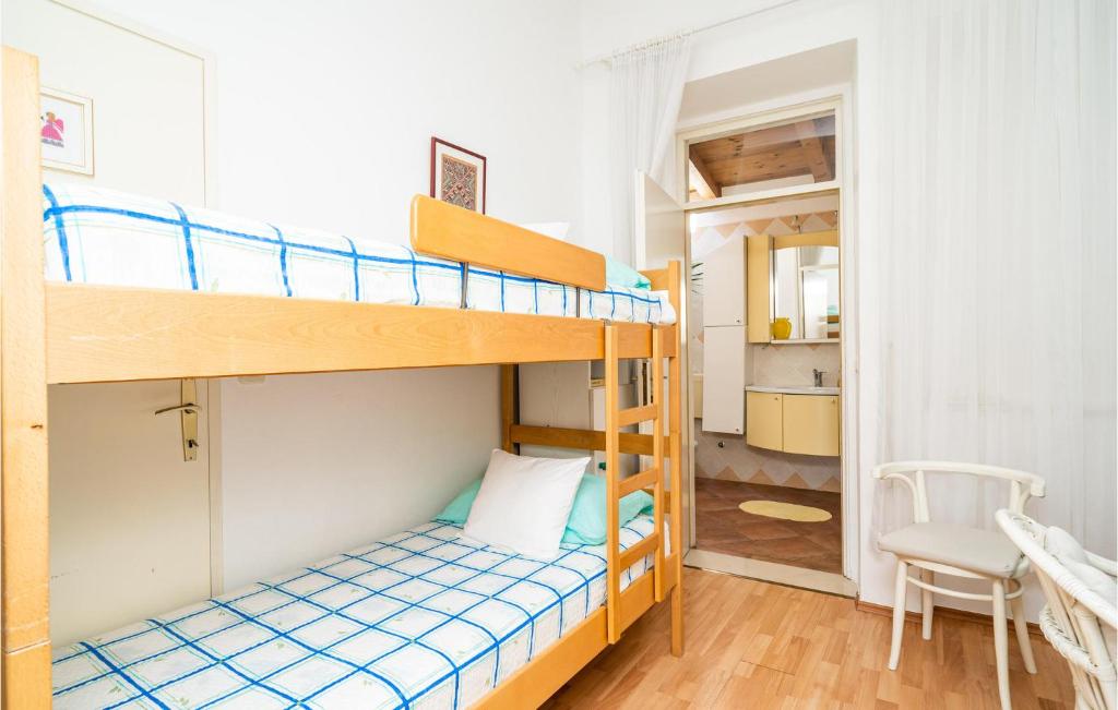Posteľ alebo postele v izbe v ubytovaní 4 Bedroom Cozy Home In Mlini